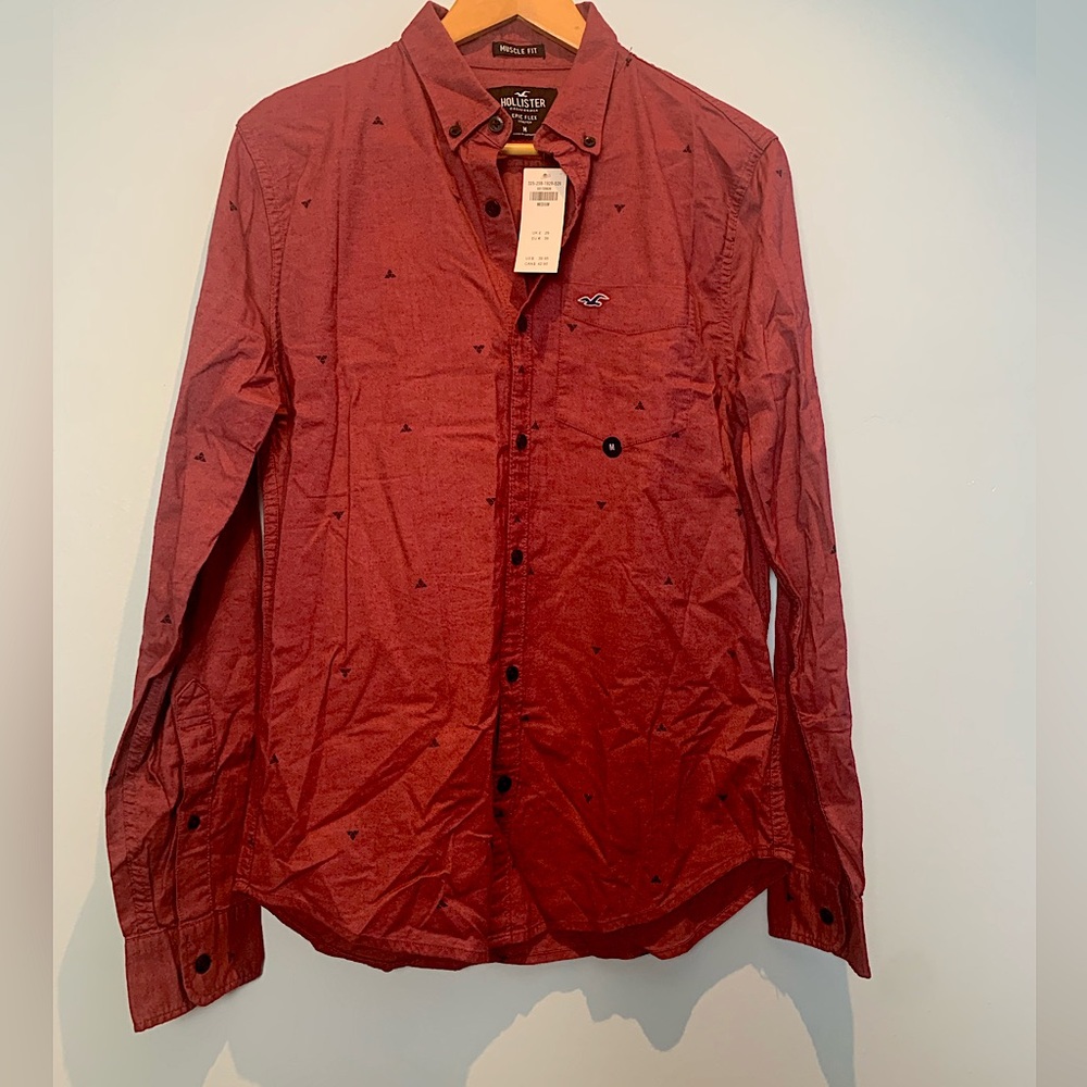 New, never-worn men's size medium Hollister Epic Flex Red button-up shirt.